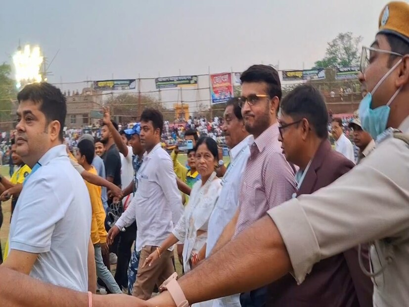  অপরদিকে এমপি কাপে ব্যাট হাতে দেখা যায় বাঁকুড়া লোকসভার সাংসদ অরূপ চক্রবর্তীকে। গোটা স্টেডিয়াম দর্শকে ভরে উঠেছিল ক্রিকেট উন্মাদনায়। সৌরভ গঙ্গোপাধ্যায়কে দেখতে দূরদূরান্ত থেকে এসেছিলেন তাঁর ভক্তেরা।