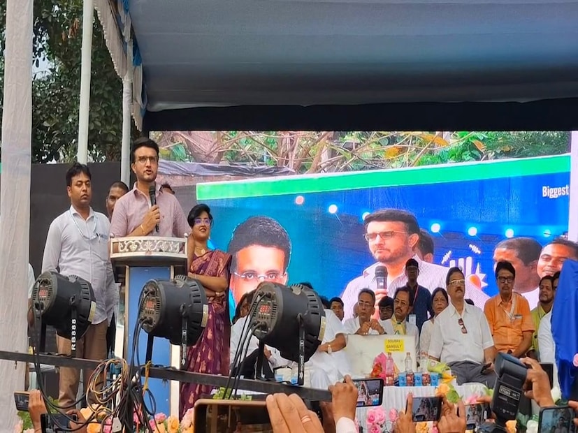  দাদাগিরির মঞ্চে নয়! এবার সরাসরি সৌরভ গঙ্গোপাধ্যায়কে সামনে দেখতে পেয়ে আপ্লুত বাঁকুড়াবাসী। টুর্নামেন্টের কাপ উদ্বোধন করে আরামবাগ হয়ে কলকাতার উদ্দেশ্যে বেরিয়ে পড়েন সৌরভ গঙ্গোপাধ্যায়। Input- Neelanjan Banerjee 