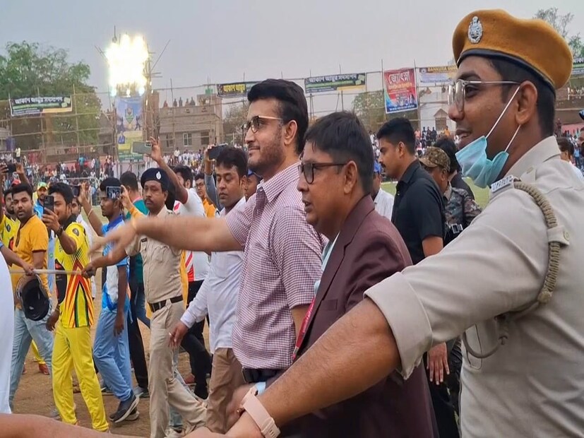 আটটি দল এমপি কাপে অংশগ্রহণ করে। সেই এটি দলকে অভিনন্দন জানান সৌরভ গঙ্গোপাধ্যায়। অভিনন্দন জানাতে গিয়ে তোলেন বাঁকুড়ার মহিলা ক্রিকেটারদের কথা।