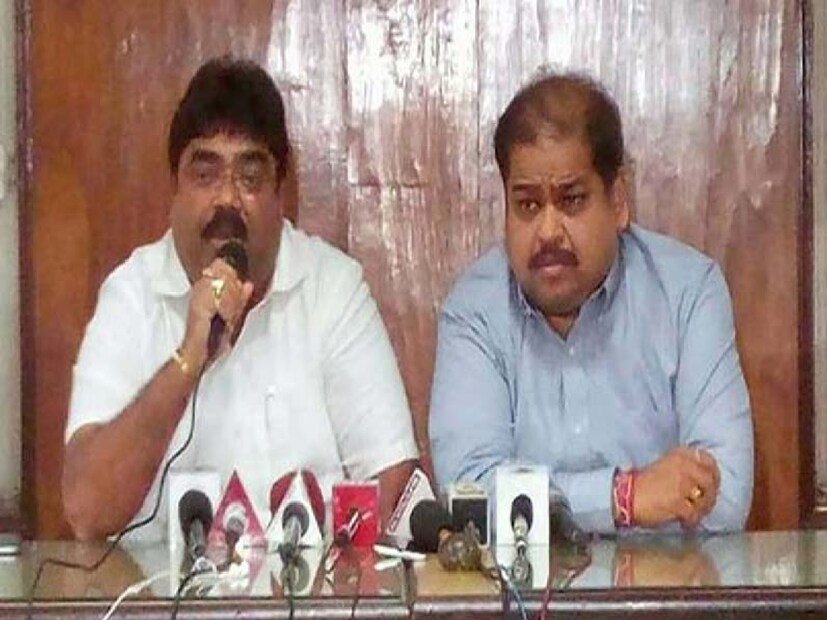 ছেলের প্যানেল যাতে জিতে মোহনবাগানের ক্ষমতায় আসতে পারে সেই কারণেই প্রচার করবেন বাগানের দীর্ঘদিনের সভাপতি টুটু বোস। এর মধ্যে তাৎপর্যপূর্ণ খবর, টুটু বোসের ছোট ছেলে সৌমিক বসু, দেবাশিষ দত্তের হয়ে ভোট প্রচারে নেমেছেন। ময়দানের গুঞ্জন, বসু পরিবারে ফাটল ধরিয়ে টুটু বসুর ছোট ছেলেকে নিজেদের শিবিরে আনতে চাইছেন বর্তমান সচিব দেবাশিষ দত্ত। সূত্রের খবর সেটা খুব একটা ভালোভাবে, নিচ্ছেন না টুটু বসু। সেই কারণেই নিজে বড় ছেলের হয়ে প্রচারে নামতে চান। তাই ইস্তফা সভাপতির পদ থেকে দিলেন মোহনবাগানের অভিভাবক স্বপন সাধন বসু৷ Input- Eeron Roy Burman 