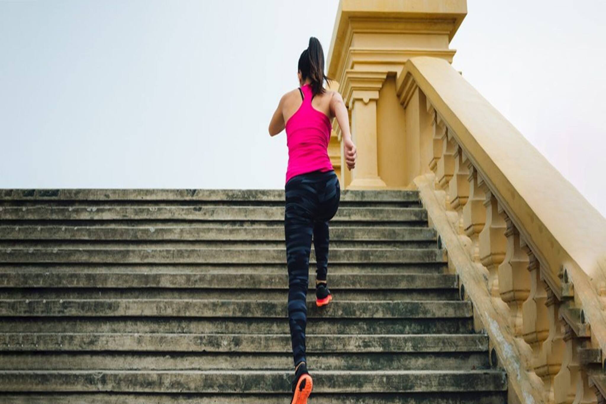 সিঁড়িতে ওঠার সময় প্রথমে কোন পা ফেলবেন? ছোট্ট ভুলেই হতে পারে বড় ক্ষতি