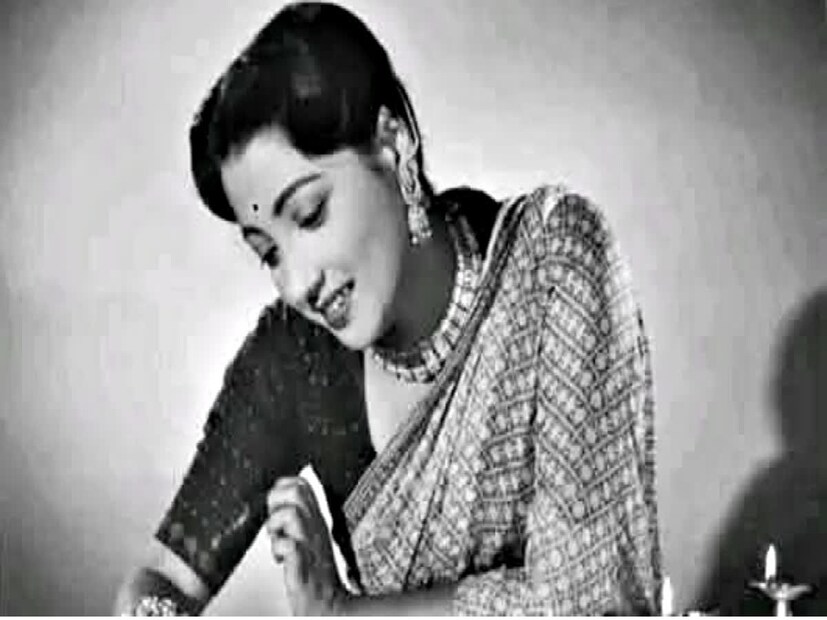 বাংলা সিনেমা. সাফল্যের তুঙ্গে থাকা সুচিত্রা সেন শুধুমাত্র বাংলার হয়েই থাকেননি৷ বলিউডেও একাধিক প্রকল্পে কাজ করেছেন৷ সেখানেও এসেছে সাফল্য৷ তবে খুব বেশি কাজ তাঁর হিন্দি ছবির দুনিয়ায় নেই৷ 