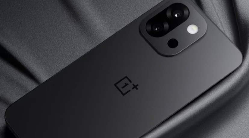 আসন্ন OnePlus ফোনের পিছনের দিকে থাকবে ২টি ৫০ মেগাপিক্সেলের সেন্সর। এর মধ্যে একটি থাকবে টেলিফটো ক্যামেরা। ব্যাটারি ক্যাপাসিটি হবে প্রায় ৬২০০ mAh-এর আশপাশে। সঙ্গে থাকবে ৮০ ওয়াটের ফাস্ট চার্জিং সাপোর্ট।