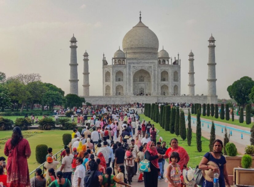 প্রয়োজনীয় জিনিসপত্র সঙ্গে রাখতে হবে: ছোট বাচ্চাদের জন্য সবসময় ছাতা, জলের বোতল এবং অন্যান্য প্রয়োজনীয় জিনিসপত্র সঙ্গে রাখতে হবে।নিজেদের সঙ্গে এনার্জি ড্রিঙ্কস রাখা: সম্ভব হলে ওরাল রিহাইড্রেশন সলিউশন (ORS) বা এনার্জি ড্রিঙ্ক নিজেদের সঙ্গে রাখতে হবে।হালকা ও সুতির পোশাক পরতে হবে: গরম থেকে আরাম পেতে ঢিলেঢালা সুতির পোশাক পরতে হবে।