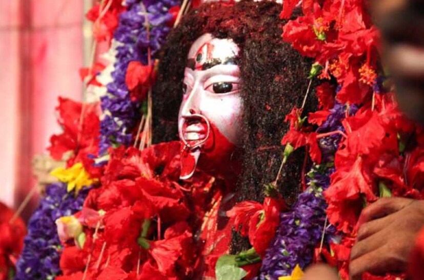 অন্যদিকে পর্যটকরা মনে করেন নববর্ষের প্রথম দিন মা তারার কাছে কোনও প্রার্থনা করে পুজো দিলে সেই মনস্কামনা পূর্ণ হয়। আর সেই কারণেই প্রত্যেক বছর নববর্ষের প্রথম দিন কাতারে কাতারে ভক্তদের সমাগম ঘটে তারাপীঠ মন্দিরে।