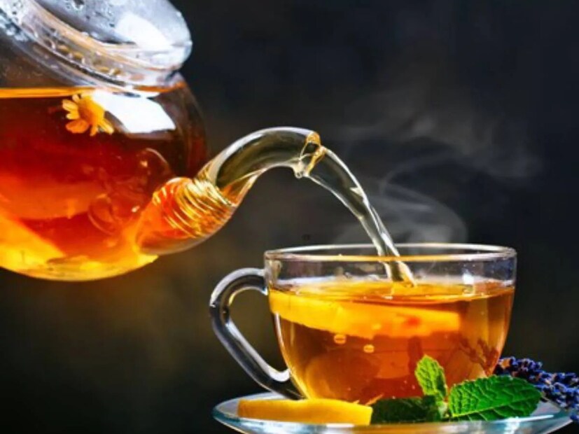 গ্যাস, অম্বল, গা গোলানো, বমি বমি ভাব- এমন সমস্যায় আদা দেওয়া চা খান। একগ্লাস গরম জল খেয়ে আদা চা খান, এতেই অনেক কাজ হয়ে যাবে। সর্দি-কাশি বা যে কোনও সংক্রমণ এড়াতে খুব ভাল কাজ করে তুলসি পাতা আর মধু।