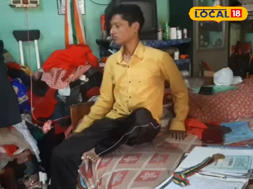 সুপ্রিম কোর্টের নির্দেশে বাতিল হয় প্রায় ২৬০০০ চাকরি। রেয়াত পেলেন না সোমনাথ বাবুও। কিভাবে সংসার চলবে, মারণ রোগের চিকিৎসা করবেন কীভাবে। পরিবারের মুখে অন্ন কোথা থেকে আসবে, সেই দুশ্চিন্তাতেই ভেঙে পড়লেন নদিয়ার বীরনগর হাই স্কুলের সি গ্রুপের কর্মরত ব্যক্তি সোমনাথ মালো। পরিবারের রয়েছে কন্যা সন্তান ও স্ত্রী।