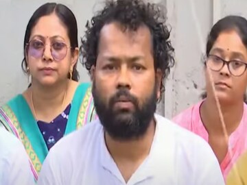 চাকরি হারিয়ে এবার অনশনে শিক্ষকরা! সকলের আগে এগিয়ে এলেন কে? কী তাঁর পরিচয়