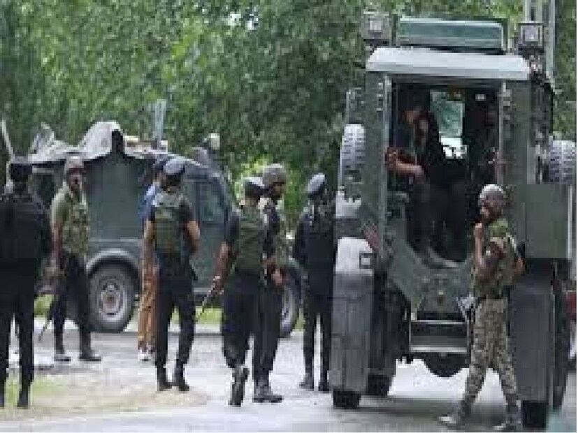 অনেক এলাকায় অভিযান চলছে। গোয়েন্দা সংস্থার একজন শীর্ষ কর্মকর্তার মতে, এই মামলায় জড়িত জঙ্গিদের খোঁজে বেশ কয়েকটি গুরুত্বপূর্ণ সূত্র পাওয়া গেছে, যার ভিত্তিতে দক্ষিণ কাশ্মীরের বেশ কয়েকটি জায়গায় অভিযান চালানো হচ্ছে। এই অভিযানে কোকার নাগ, পুলওয়ামা এবং সোপিয়ান জেলাতেও খোঁজ চলছে৷ ধারণা করা হচ্ছে, খুব শীঘ্রই গোয়েন্দা ও নিরাপত্তা সংস্থাগুলি এই মামলায় দোষীদের ধরে ফেলতে পারবে৷