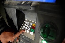 কী ভয়ঙ্কর কাণ্ড নবদ্বীপে! ATM-এ ঢুকে মাথায় হাত সাধারণ মানুষের! এত বড় প্রতারণা!