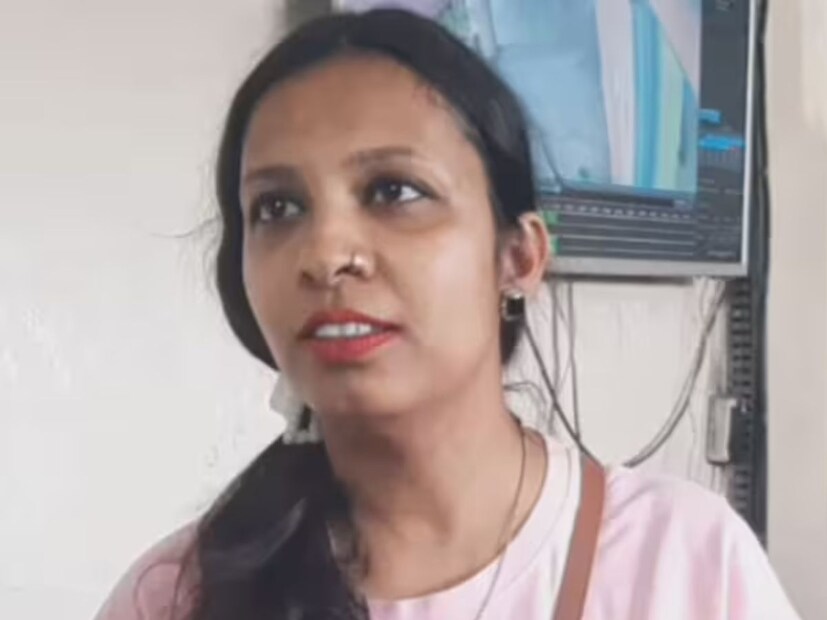 তাঁর ব‍্যাগে থাকা জিনিসপত্র সম্পর্কে বলতে গিয়ে তরুণী জানান, ‘‘ব্যাগে অন‍্য কিছু ছিল না, শুধু ডকুমেন্টস ছিল বাবার। কিন্তু সব কাগজপত্র খুবই জরুরি। তাই আমি চাই যে যত তাড়াতাড়ি সম্ভব ব্যাগটি পাওয়া যাক।’’