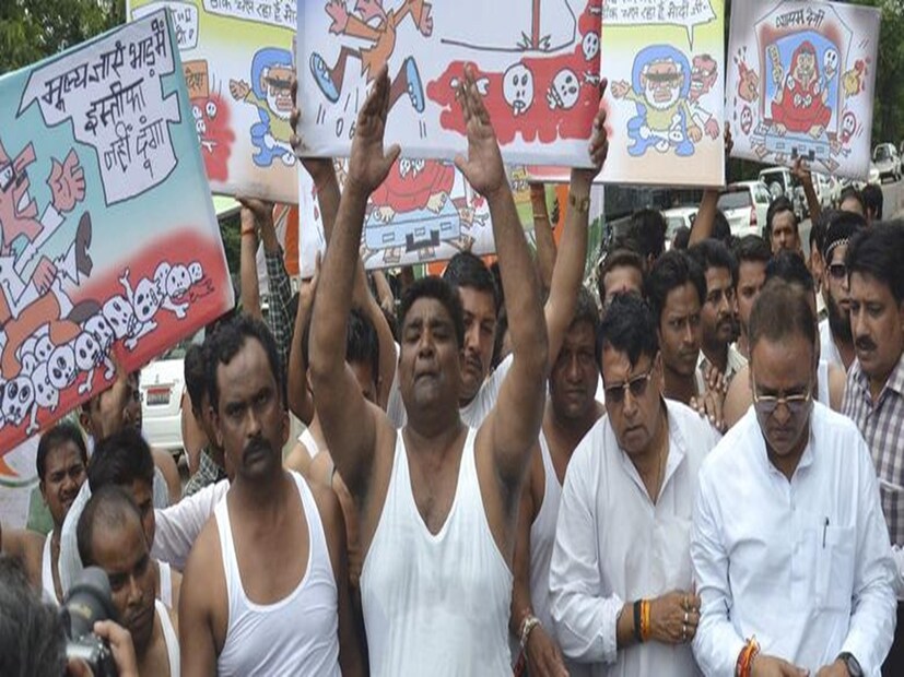 তবে ভারতের ইতিহাসে এই ধরনের দুর্নীতির নজির বিরল নয়। মধ্যপ্রদেশের ব্যাপম দুর্নীতির সঙ্গে বাংলার শিক্ষক নিয়োগ দুর্নীতির সাদৃশ্য রয়েছে। দেশের আইনশৃঙ্খলার ইতিহাসে কালো অধ্যায় হয়ে আছে এই ব্যাপম। বৃহস্পতিবার নবান্ন থেকে সাংবাদিক বৈঠক করার সময় বিজেপিকে বিঁধতে ফের এই ব্যাপম কেলেঙ্কারির কথা তুলে ধরেছেন মমতা বন্দ্যোপাধ্যায়।