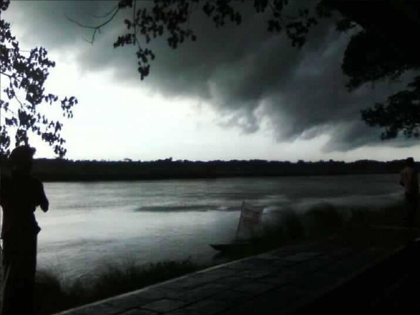 দক্ষিণবঙ্গের তিন জেলায় আজ ভারী বৃষ্টির সতর্কতা। নদিয়া, দক্ষিণ ২৪ পরগনা এবং হুগলিতে ৭০ থেকে ১১০ মিলিমিটার পর্যন্ত বৃষ্টিপাতের আশঙ্কা। এই তিন জেলাতে কালবৈশাখীর মতো পরিস্থিতি হতে পারে। 