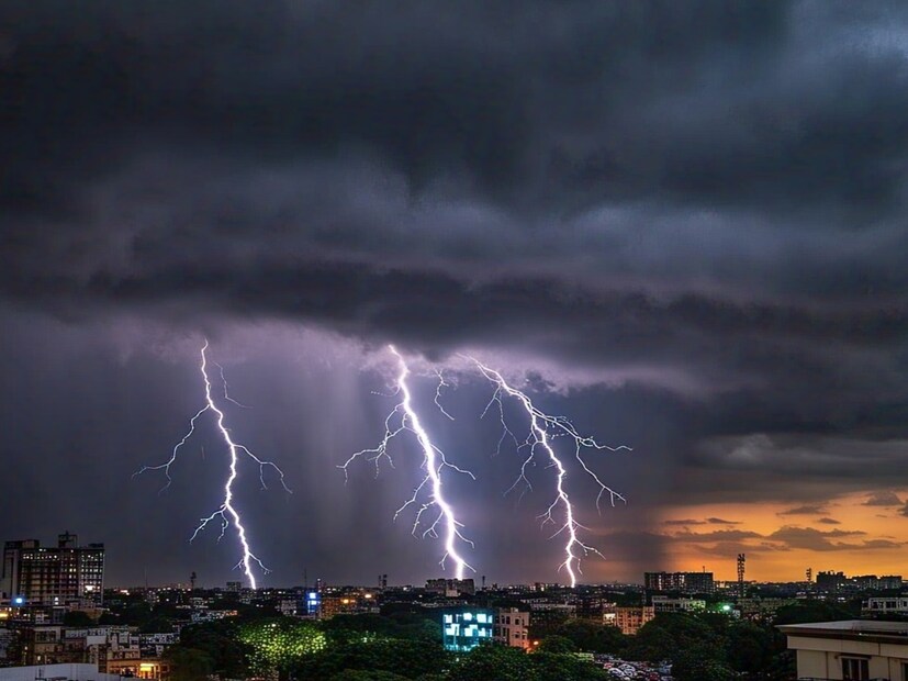 বৃহস্পতিবার ও শুক্রবার বিক্ষিপ্তভাবে ঝড়-বৃষ্টির পরিমাণ বাড়বে। বজ্রবিদ্যুৎ -সহ হালকা থেকে মাঝারি বৃষ্টি দু-এক পশলা কলকাতা-সহ দক্ষিণ বঙ্গের সব জেলাতেই। ৩০ থেকে ৫০ কিলোমিটার পর্যন্ত গতিবেগে দমকা ঝোড়ো বাতাস বইবে।