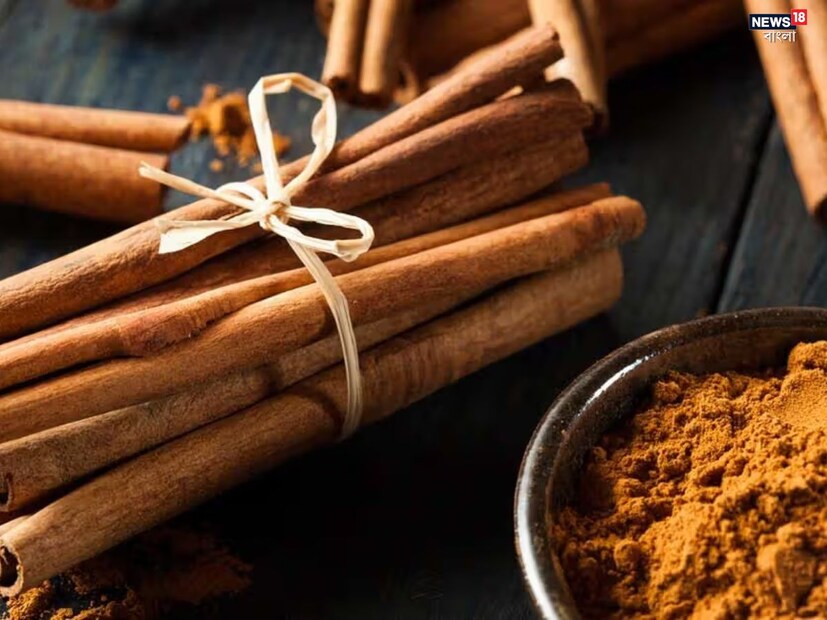 দারুচিনি- তরকারি হোক কিংবা স্মুদি— নানা স্বাদের পদে দারুচিনির ব্যবহার করা হয়। ওজন কমাতেও কিন্তু দারুচিনির উপকারিতা কম নয়। প্রচুর পরিমাণে অ্যান্টিঅক্সিড্যান্ট সমৃদ্ধ দারুচিনি টক দইয়ের সঙ্গে মিশিয়ে খেতে পারেন। ওজন তো কমবেই, তার সঙ্গে বাড়বে রোগ প্রতিরোধ ক্ষমতা।