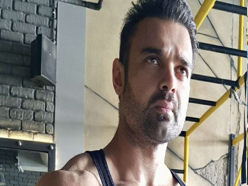 সুপারস্টার মিঠুন চক্রবর্তীর ছেলে হয়েও মিমোকে কিন্তু বলিউডে কম লড়াই করতে হয়নি। তিনি জানান, '' হয়তো কোনও কাস্টিং ডিরেক্টর আমায় টিভি শোয়ের অডিশনের জন্য মেসেজ পাঠালেন, কিন্তু তারপর হঠাৎ গায়েব হয়ে যেতেন। আমি কোনও কাজ পেতাম না। তারপর কয়েক মাস পর আবার একটা মেসেজ আসত—কোনও কাজের অফার নিয়ে। যখনই মনে হত কিছুই ঠিকঠাক হচ্ছে না, তখনই একটা সংকেত আসত, যা আমায় আবার পথে ফিরিয়ে আনত।”