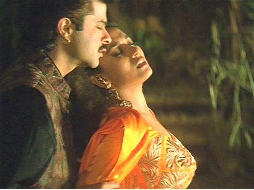 মুম্বইয়ের আন্ধেরির ডিভাইন চাইল্ড হাই স্কুলে পড়াশোনা করার পরে ভিলে পার্লের সাথায়ে কলেজে মাইক্রোবায়োলজি নিয়ে অনার্স পড়তে শুরু করেছিলেন মাধুরী৷ কিন্তু, সেই কোর্স শেষ হতে না হতেই বলিউড থেকে আসতে শুরু করে একের পর এক অফার৷ আসলে নাচের জন্য ততদিনে মানুষের চোখে পড়ে গিয়েছিলেন তিনি৷