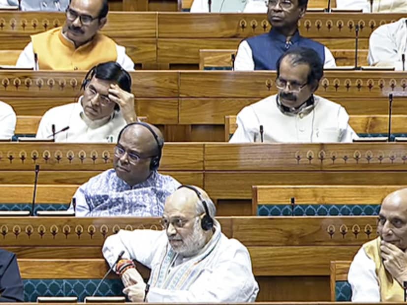 এর আগে ভারতের ওয়াকফ বোর্ডের সদস্য হতে পারতেন না অমুসলিম কোনও সদস্য৷ এটি স্বতন্ত্র, স্বশাসিত একটি কমিটি ছিল৷ সংশোধনী বিলে এ বিষয়ে পরিবর্তন আনা হয়েছে৷ পাশাপাশি, ওয়াকফ জমির বিষয়ে সিদ্ধান্ত নিতে স্থানীয় প্রশাসনকেও শামিল করার কথা বলা হয়েছে পাশ হওয়া সংশোধনী বিলে৷ 