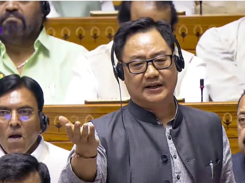 বিরোধীদের জোরাল সওয়াল সত্ত্বেও গত বুধবার লোকসভায় এবং গত বৃহস্পতিবার রাজ্যসভায় ভোটাভুটিতে পাশ হয়ে গেল ওয়াকফ সংশোধনী বিল ২০২৫৷ আমাদের মধ্যে অনেকেই রয়েছে, যাঁদের কাছে এই ‘ওয়াকফ বিল’ বিষয়টিই পরিষ্কার নয়৷ আসুন জেনে নেওয়া যাক বিষয়টা ঠিক কী?