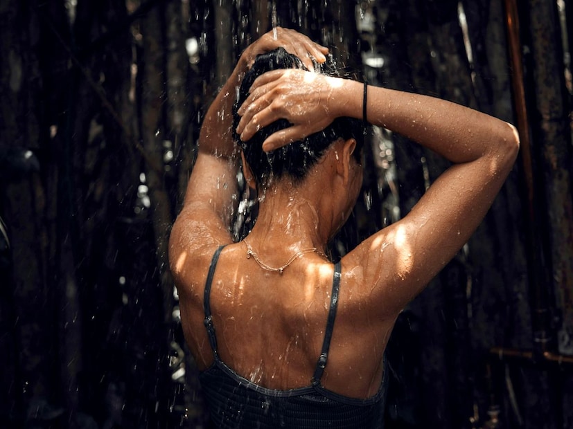 আমরা সাধারণত, চুল এবং স্ক্যাল্প পরিষ্কার করার জন্য শ্যাম্পু করে থাকি৷ কিন্তু, জানি না, সেই শ্যাম্পুতেও থাকে ক্ষতিকারক কেমিক্যাল৷ শ্যাম্পুতে এমন রাসায়নিকও থাকে যা চুলের ক্ষতি করে। এই কারণেই আজকাল বেশিরভাগ মানুষ খুব অল্প বয়স থেকেই চুলের বিভিন্ন সমস্যার সম্মুখীন হতে শুরু করে। হয় চুল পড়তে শুরু করে অথবা চুল পাতলা হয়ে যায়৷ 