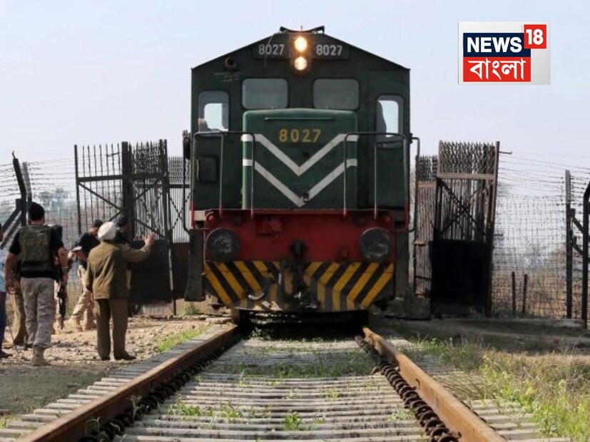 প্রথম ট্রেনের নাম, সমঝোতা এক্সপ্রেস৷ নাম দেখেই বোঝা যায়, এটি দু’দেশের মৈত্রী সম্পর্কের ফসল৷ এই ট্রেনের নম্বর ১৪৬০৭ এবং এর টিকিট শুধুমাত্র অমৃতসরের আটারি জংশনে অফলাইনে বুক করা যায়। এর টিকিট বুক করার জন্য, আপনাকে প্রথমে পাকিস্তানের ভিসার জন্য আবেদন করতে হবে এবং অনুমোদিত ভিসা থাকতেই হবে। বৈধ পাকিস্তানের ভিসা ছাড়া আপনি ট্রেনের টিকিট কিনতে পারবেন না।