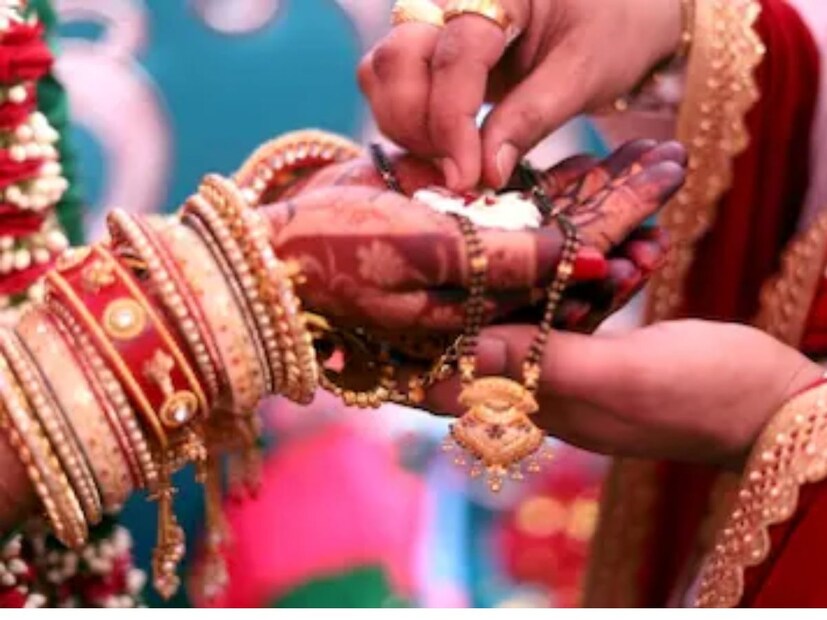 ঘটনাটি ঘটেছে উত্তরপ্রদেশের পিলিভিটে৷ এক যুবক নিজের বিয়ের দিনে নিজের বিয়ের ছবি ও কনের ছবি সোশ্যাল মিডিয়ায় পোস্ট করেছিল৷ আর সেই পোস্ট দেখেই গ্রামে চলে এল জেলা প্রশাসনের অফিসারেরা৷ photo: news18 hindi