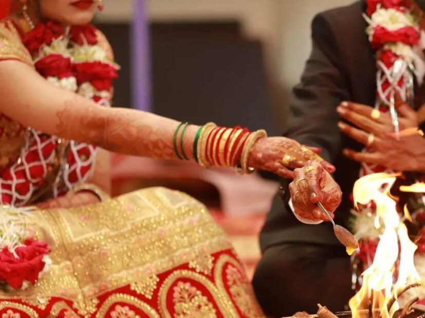 স্থানীয় সূত্রে জানা গিয়েছে, গ্রামের এক যুবকের সাথে এক নাবালিকা মেয়ের বিয়ে হয়েছিল। যুবকটি তাঁর কনের সাথে ইনস্টাগ্রামে একটি ছবি আপলোড করেছিলেন। কিন্তু, যেহেতু সেটি বাল্যবিবাহের ঘটনা ছিল, তাই বিষয়টি প্রকাশ্যে আসার সাথে সাথেই জেলা প্রশাসনের অফিসার প্রগতি গুপ্তের নির্দেশে চাইল্ড লাইনের একটি টিম গ্রামে পৌঁছয়। photo: news18 hindi