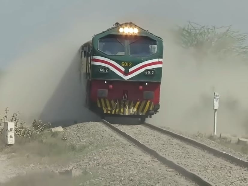 কারাকোরাম এক্সপ্রেস পাকিস্তানের রেলওয়ে নেটওয়ার্কের একটি গুরুত্বপূর্ণ অংশ কারণ এটি গুরুত্বপূর্ণ শহর ও গ্রামীণ এলাকার মধ্যে যোগাযোগ নিশ্চিত করে। এই পরিষেবাটি আনুষ্ঠানিকভাবে ১৪ আগস্ট, ২০০২ তারিখে চালু করা হয়েছিল, যা পাকিস্তানের স্বাধীনতা দিবস৷ পাকিস্তানের উত্তরে অবস্থিত কারাকোরাম পর্বতমালার নামানুসারে এই ট্রেনের নামকরণ করা হয়েছে।