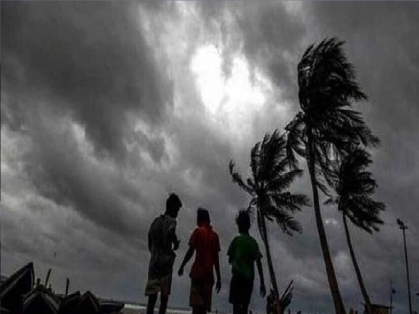 আজ বুধবার কলকাতা সহ দক্ষিণবঙ্গের সব জেলাতেই বজবিদ্যুৎসহ বৃষ্টির সম্ভাবনা। বৃষ্টি হতে পারে হালকা মাঝারি। তার সঙ্গে ৩০ থেকে ৪০ কিলোমিটার গতিবেগে দমকা ঝড়ো বাতাস বইতে পারে বিক্ষিপ্তভাবে।