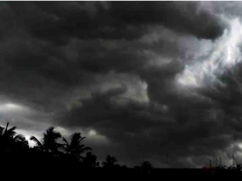 কাশ্মীরে পশ্চিমি ঝঞ্ঝা আবহাওয়া বিভাগ জানিয়েছে যে পশ্চিমি হিমালয়ের অংশে প্রবল পশ্চিমি ঝঞ্ঝার সতর্কতা জারি করা হয়েছে। আগামী দিনে এর আবহাওয়ার উপর ব্যাপক প্রভাব পড়তে চলেছে, বিশেষ করে উত্তর-পশ্চিম রাজ্যগুলিতে। পাঞ্জাব, হরিয়ানা, দিল্লি এবং পশ্চিম উত্তরপ্রদেশে চলমান চরম লু থেকে স্বস্তি পাওয়ার সম্ভাবনা রয়েছে। তবে, আবহাওয়া বিভাগ জানিয়েছে যে এই পশ্চিমি ঝঞ্ঝার কারণে জম্মু-কাশ্মীর, লাদাখ, উত্তরাখণ্ড এবং হিমাচল প্রদেশে ১৮ থেকে ১৯ এপ্রিলের মধ্যে বৃষ্টির সম্ভাবনা রয়েছে। অন্যদিকে, এই রাজ্যগুলিতে বৃষ্টির কারণে এবং পশ্চিমি হাওয়ার কারণে দিল্লির আবহাওয়ার উপর প্রভাব পড়তে পারে।