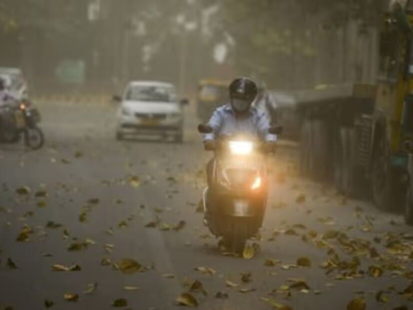 বৃহস্পতিবার বিক্ষিপ্তভাবে ঝড় বৃষ্টির পরিমাণ বাড়বে। বজ্রবিদ্যুৎ সহ হালকা থেকে মাঝারি বৃষ্টি দু এক পশলা কলকাতা সহ দক্ষিণ বঙ্গের সব জেলাতেই। ৩০ থেকে ৫০ কিলোমিটার পর্যন্ত গতিবেগে দমকা ঝড়ো বাতাস বইবে।