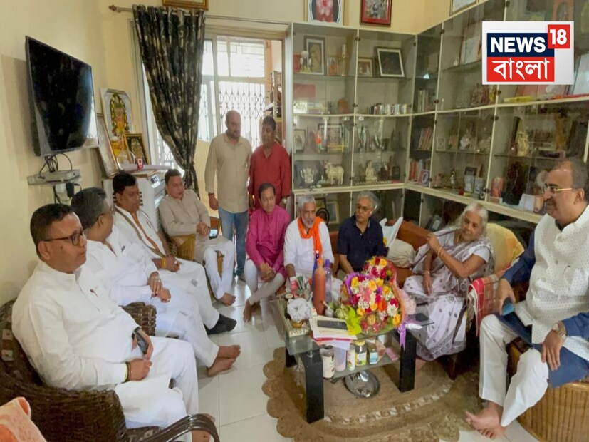 মায়ের উদ্বেগ ছিল, ছেলে নাড়ু বাউন্ডুলে বলে। সঙ্ঘের প্রচারক থেকে রাজনৈতিক উত্থান হলেও মায়ের ইচ্ছা ছিল, ছেলে যদি কাউকে ভালবেসেও বিয়ে করে তাতেও তিনি রাজি। পুষ্পলতা দেবী চেয়েছিলেন, তাঁর আদরের নাড়ু অন্তত সংসারি হোক।
