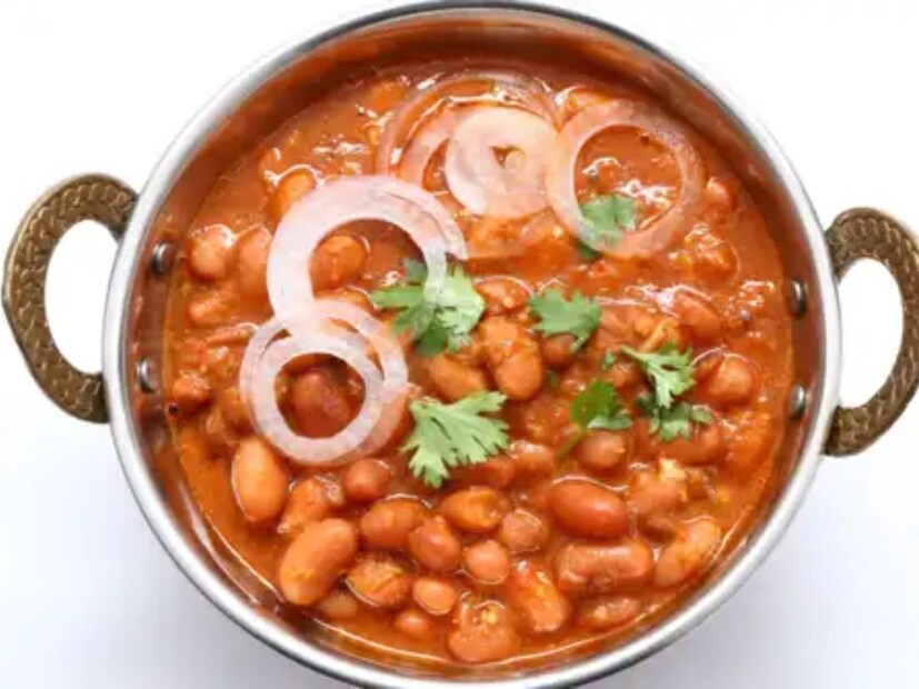 রাজমা (কিডনি বিনস), প্রোটিন: প্রতি ১০০ গ্রামে প্রায় ২৪ গ্রাম (শুকনো)উত্তর ভারতীয়দের প্রিয় রাজমা ভাতের সাথে পুরোপুরি মিশে যায় এবং প্রোটিনের পরিমাণ বৃদ্ধি করে। এতে প্রচুর পরিমাণে ফাইবার, আয়রন, ফোলেট এবং অন্যান্য খনিজ পদার্থ রয়েছে, যা এগুলিকে একটি সুষম খাদ্যতালিকায় পুষ্টিকর সংযোজন করে তোলে।