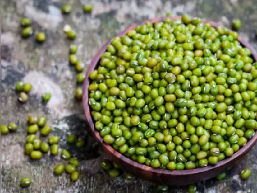 মুগ ডাল, প্রোটিন: প্রতি ১০০ গ্রামে প্রায় ২৪ গ্রাম (রান্না না করা)মুগ ডাল পেটের জন্য হালকা কিন্তু প্রোটিনে ভারী। খিচুড়ি, স্যুপ বা দোসার জন্য আদর্শ। ডাল পুষ্টিগুণে সমৃদ্ধ একটি সুপারফুড।