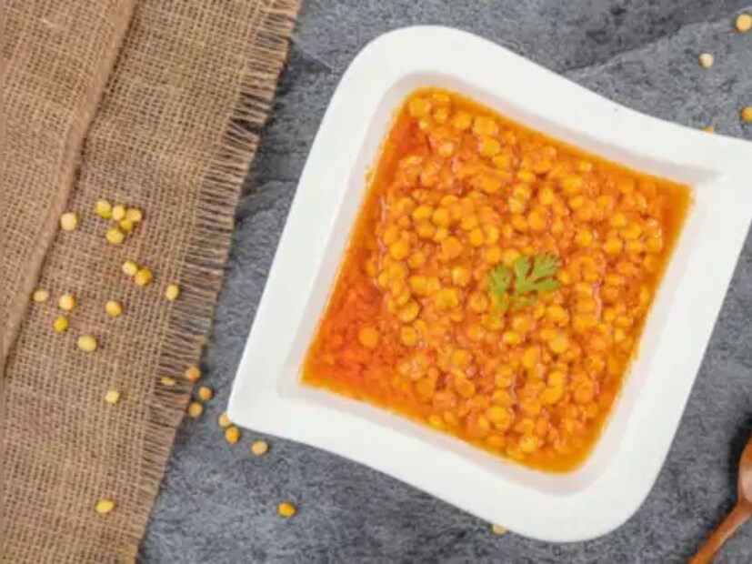 মসুর ডাল (মসুর ডাল), প্রোটিন: প্রতি ১০০ গ্রামে প্রায় ২৫ গ্রাম (শুকনো)মসুর ডাল দ্রুত রান্না হয় এবং এতে প্রোটিন বেশি থাকে, যা এটিকে স্যুপ, ডাল এবং তরকারির জন্য আদর্শ করে তোলে। এটি ফাইবার, আয়রন, ফোলেট এবং অন্যান্য প্রয়োজনীয় পুষ্টিগুণেও সমৃদ্ধ।