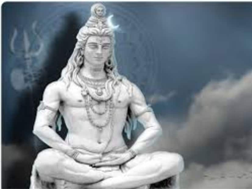  শাস্ত্র অনুসারে, শিবলিঙ্গে জল নিবেদনের জন্য গোপনে তামার পাত্র বা পাত্র দান করার সুফলও দীর্ঘস্থায়ী হয়। শিব মন্দিরে অবশ্যই গোপনে পাত্র দান করা উচিত।