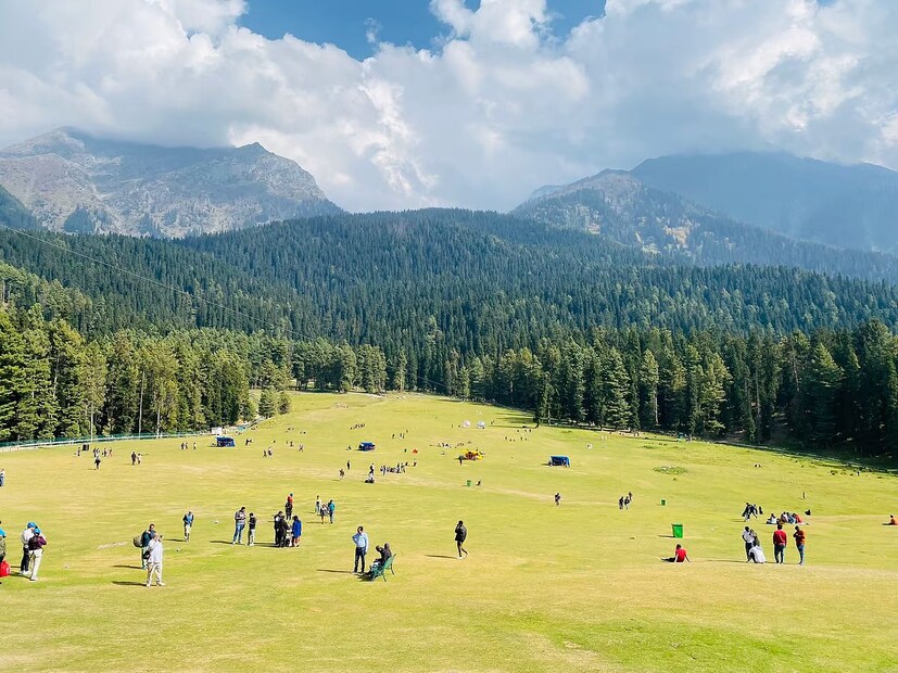 সুপরিকল্পিতভাবে উঁচু পাহাড় এবং ঘন জঙ্গলের মধ্যে ওই আস্তানাগুলি তৈরি করা হয়েছিল। এই আস্তানাগুলির গঠন এবং অবস্থান থেকে স্পষ্ট জঙ্গিরা কেবল স্থানীয়দেরই সাহায্য নেয়নি, পাক সেনার সাহায্যও তাঁরা পেয়েছিল।