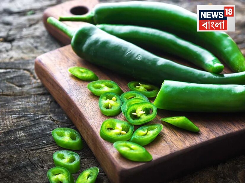 লঙ্কার বোঁটা সরান। এটি এর শেলফ লাইফ বাড়ায় এবং এটি দ্রুত নষ্ট হয় না।