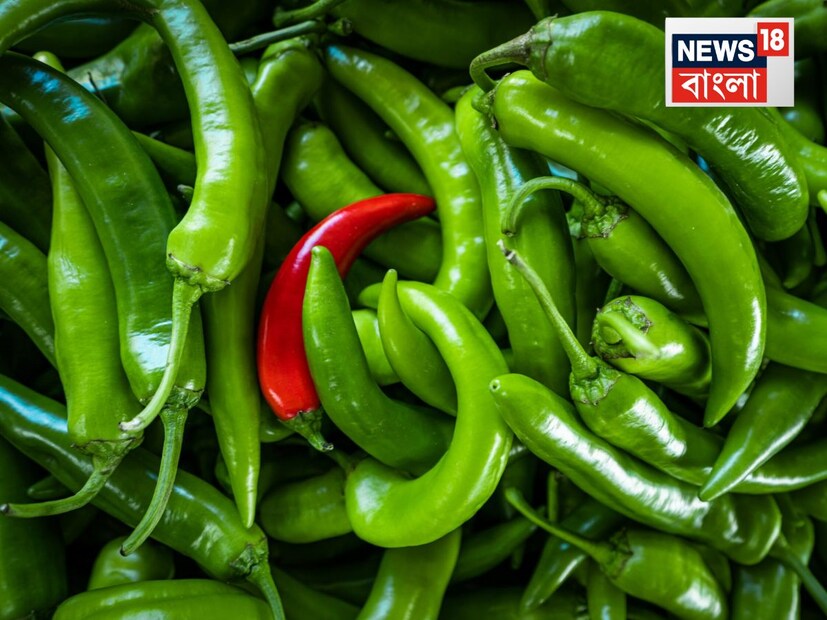 কাঁচা লঙ্কায় প্রাকৃতিক আর্দ্রতা থাকে এবং সঠিকভাবে সংরক্ষণ না করলে এটি পচে যায়। যদি ভেজা লঙ্কা শুকনো না করে সরাসরি প্লাস্টিকের ব্যাগে বা ফ্রিজে রাখা হয়, তখন সেগুলোতে ছাঁচ পড়তে শুরু করে বা পচতে শুরু করে। এছাড়াও যদি লঙ্কা ভেজা থাকে এবং ঢাকনা বন্ধ থাকে, তাহলে এতে ব্যাকটেরিয়া জন্মাতে শুরু করে, যার ফলে এটি দ্রুত নষ্ট হয়ে যায়।