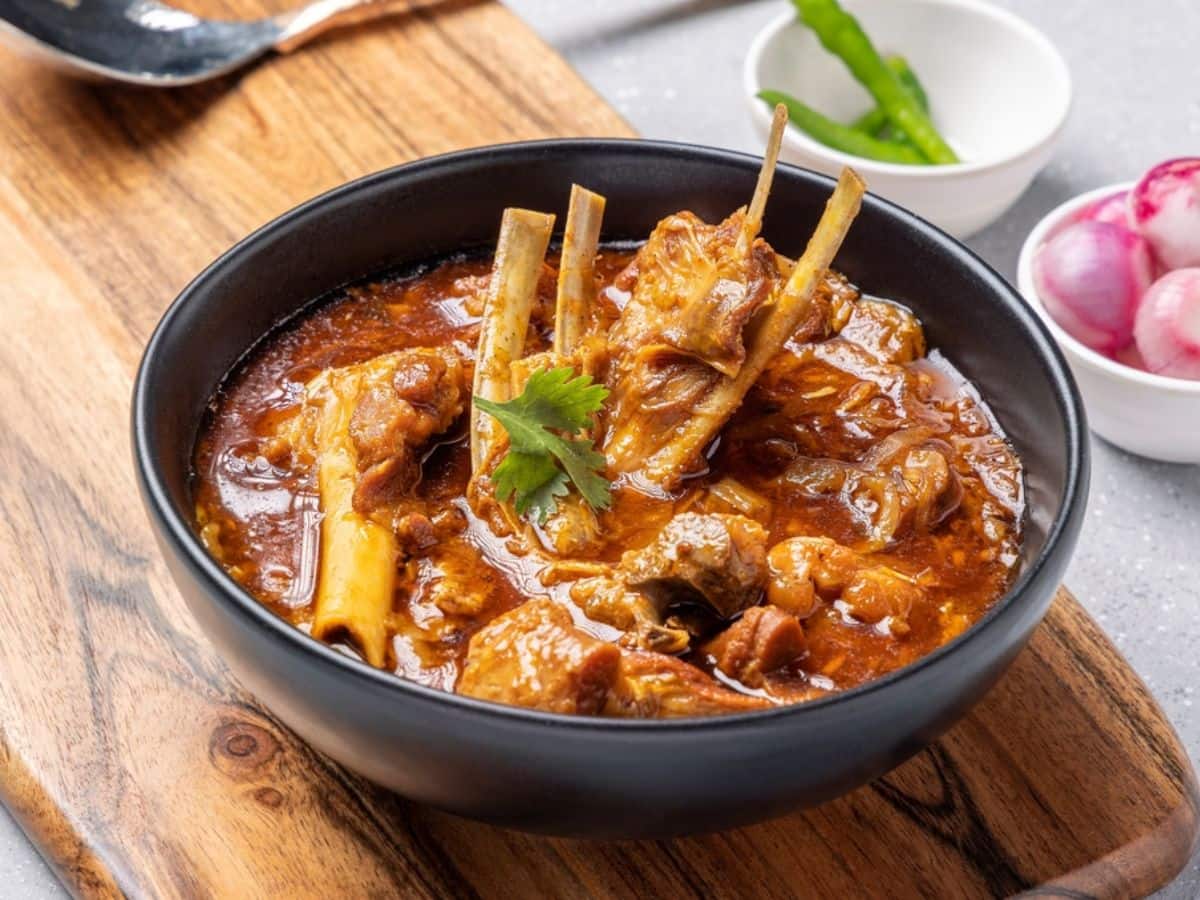  ওয়ার্ল্ড ক্যানসার রিসার্চ ফান্ডের গবেষকেরা বলছেন, একজন সুস্থ মানুষ প্রতি সপ্তাহে ৩ পোর্শনের বেশি মাটন খাওয়া উচিত নয়৷ এক পোর্শন অর্থাৎ, ১০০-১৫০ গ্রাম রান্না করা মাটন৷ অর্থাৎ, প্রতি সপ্তাহে ২০০ থেকে খুহ বড়জোর ৩০০ গ্রাম মতো মাটন খেতে পারবেন৷  তবে এক্ষেত্রে আপনি কোন অংশের মাটন খাচ্ছেন সেটাও কিন্তু খুব জরুরি৷