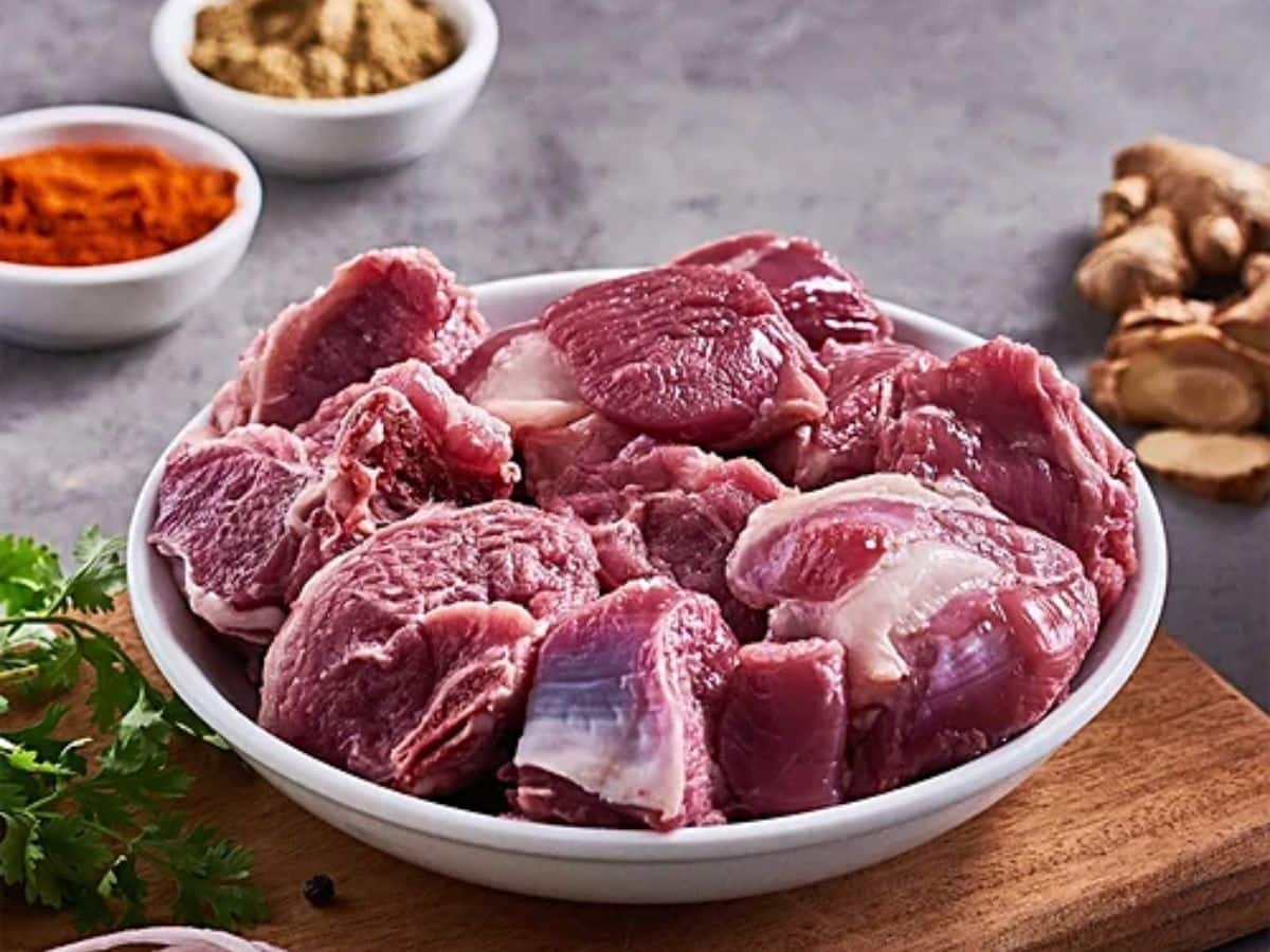 www.healthline.com অনুযায়ী, পায়ের বিভিন্ন অংশ, খাসির শরীরের অন্যান্য ফ্যাট ফ্রি অংশ খাওয়া স্বাস্থ্যকর৷ এতে কোলেস্টেরলের সমস্যা থাকলে খুব বেশি সমস্যা হয় না৷ তাছাড়া, রান্না করার পদ্ধতিও এক্ষেত্রে গুরুত্বপূর্ণ৷ স্বাস্থ্যকর পদ্ধতিতে রান্না করলে মাটন খেলে ক্ষতি হয়না বললেই চলে৷ 