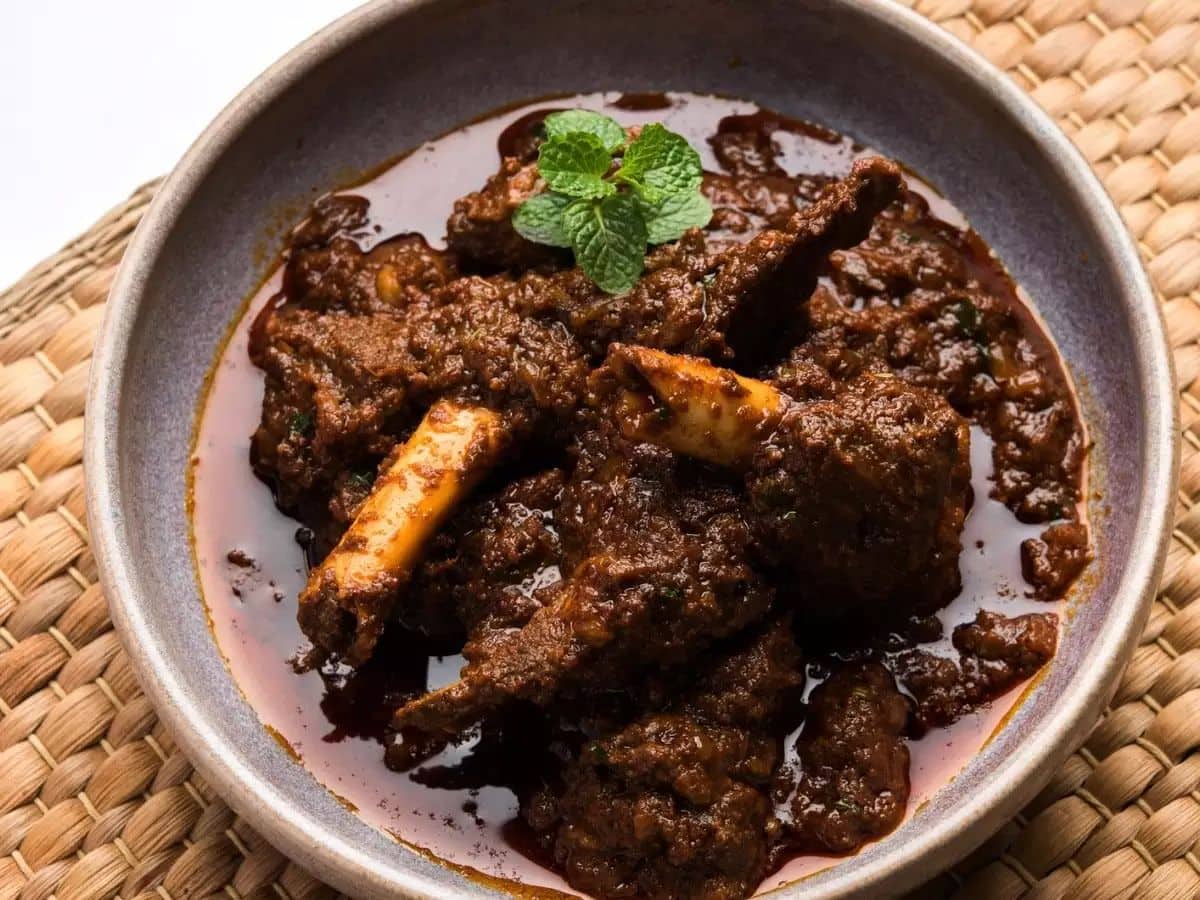 তবে, যে কোনও মানুষের বয়স, তিনি কতটা শারীরিক ভাবে সক্রিয়, তাণর স্বাস্থ্যের অবস্থা, তাঁর আদৌ মাটন খাওয়া উচিত কি না, এসবই চিকিৎসকের পরামর্শ নেওয়ার পরে তবেই খাওয়া উচিত৷ যেমন, খাসির মাংসে অন্য মাংসের তুলনায় আনস্যাচুরেটেড ফ্যাট বেশি, যা শরীরে খারাপ কোলেস্টেরল বাড়ায়৷ তাই এই মাংস খাওয়া বিষয়ে একটু সতর্ক থাকাই ভাল৷     