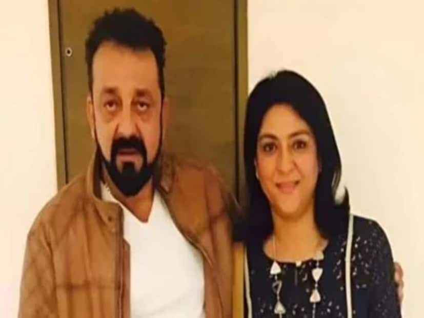 এখন কেমন আছেন সঞ্জয় দত্ত? শারীরিক পরস্থিতির আপডেট দিলেন সঞ্জয়ের বোন, প্রাক্তন সাংসদ প্রিয়া দত্ত। তিনি জানান, 'আমার মনে হয়, অন্য কারও সমস্যা আমাদের কাছে আরও বেশি সমস্যার হয়। তবে আমরা দুঃসময় কাটিয়ে আরও শক্তিশালী হয়ে ফিরেছি'। 