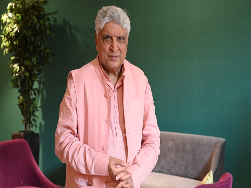 মঞ্চে দর্শকদের উদ্দেশ্যে ভাষণ দিতে গিয়ে জাভেদ বলেন, ‘চিরকাল সুস্পষ্ট বক্তব্য রাখার জন্য মানুষের থেকে সব সময় কটাক্ষ শুনতে হয় আমায়। যদিও কটাক্ষ না শুনলেই মনে হয় যেন নিশ্চয়ই কিছু ভুল করে ফেলেছি। আমাকে নিয়ে মানুষ যত আক্রমণ করে, ততই মনে হয় আমি সবকিছু ঠিক করেছি।’