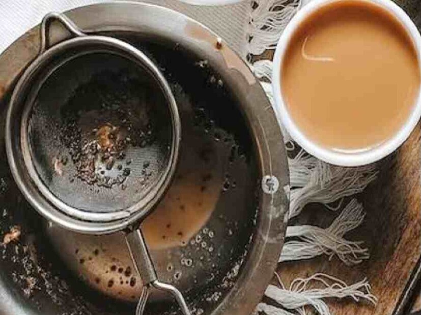 চায়ের পাতা জমতে জমতে তার গায়ে কালচে ছোপ পড়ে যায়। আবার দুধ চা খেলে, চায়ের পাতার সঙ্গে দুধ জমে থেকে আরও খারাপ অবস্থা হয়। 