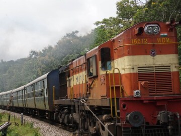 ট্রেনে যাতায়াত করেন, এই ৫ নিয়ম জানেন তো? সামান্য ভুলেও মহা বিপদে পড়বেন, হতে পারে হাজতবাস