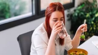 গ্রহণের সময় খেতে নেই?সূর্য এবং চন্দ্রগ্রহণ মহাজাগতিক ঘটনা। তাকে কেন্দ্র করে কিছু চিন্তাভাবনা রয়েছে। কিন্তু সেই চিন্তাভাবনার সত্যতার প্রমাণ কেউ দিতে পারেননি। গ্রহণের সময়ে খাওয়াদাওয়া না করার যে যুক্তি দেওয়া হয়, তা বিজ্ঞানসম্মত নয়। সূর্যগ্রহণের ক্ষেত্রে বলা হয়, সূর্য ঢাকা পড়ে গেলে কিছু খেতে নেই। সন্ধ্যায় বা রাতে সকলেই খান। তখন সূর্য আকাশে থাকে না। একই ভাবে আকাশে চাঁদের অনুপস্থিতিতেও খাওয়া-দাওয়া করা হয়। গ্রহণের সঙ্গে খাওয়াদাওয়া করার কোনও সম্পর্ক নেই। এটা শুধুই কুসংস্কার। গ্রহণের সময় খেতে নেই?সূর্য এবং চন্দ্রগ্রহণ মহাজাগতিক ঘটনা। তাকে কেন্দ্র করে কিছু চিন্তাভাবনা রয়েছে। কিন্তু সেই চিন্তাভাবনার সত্যতার প্রমাণ কেউ দিতে পারেননি। গ্রহণের সময়ে খাওয়াদাওয়া না করার যে যুক্তি দেওয়া হয়, তা বিজ্ঞানসম্মত নয়। সূর্যগ্রহণের ক্ষেত্রে বলা হয়, সূর্য ঢাকা পড়ে গেলে কিছু খেতে নেই। সন্ধ্যায় বা রাতে সকলেই খান। তখন সূর্য আকাশে থাকে না। একই ভাবে আকাশে চাঁদের অনুপস্থিতিতেও খাওয়া-দাওয়া করা হয়। গ্রহণের সঙ্গে খাওয়াদাওয়া করার কোনও সম্পর্ক নেই। এটা শুধুই কুসংস্কার।