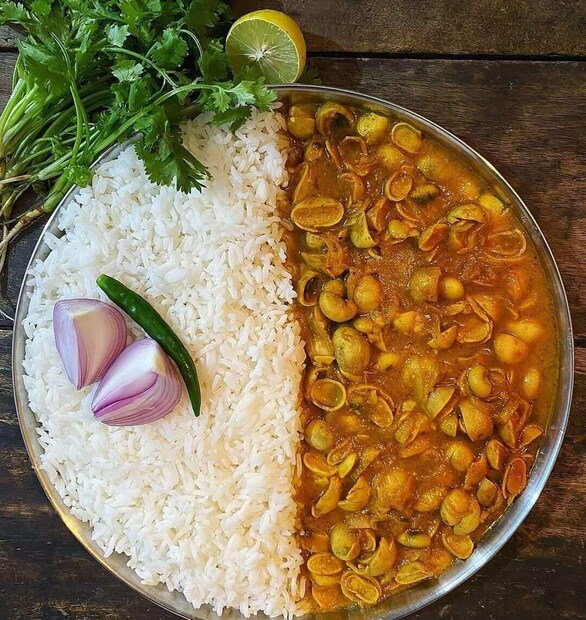 *আমিষভোজীদের কাছে খাবারের অনেক বিকল্প রয়েছে। মুরগির মাংস, খাসির মাংস, ডিম, মাছ, চিংড়ি, কাঁকড়া অনেক খাবার রয়েছে। স্বাদের পাশাপাশি স্বাস্থ্যের জন্য সব ধরণের পুষ্টি সরবরাহ করে এই সমস্ত খাবার। স্বাদের জন্য অসংখ্য আলাদা আলাদা রেসিপি রান্না করা হয় রোজ। কিন্তু যখন নিরামিষাশীদের কথা আসে, তাদের কাছে নন-ভেজের বিকল্প খুবই কম।