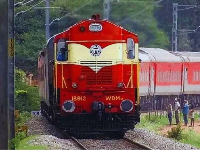 রাত ৮টা থেকে সকাল ৬টা পর্যন্ত, আপনার ১২ বছরের কম বয়সি সন্তান তাঁর মায়ের সঙ্গে ফার্স্ট এসি কুপেতে ভ্রমণ করতে পারে। এই সময়ের মধ্যে, এমনকি টিটিই অর্থাৎ টিকিট পরীক্ষকও অস্বীকার করতে পারবেন না।