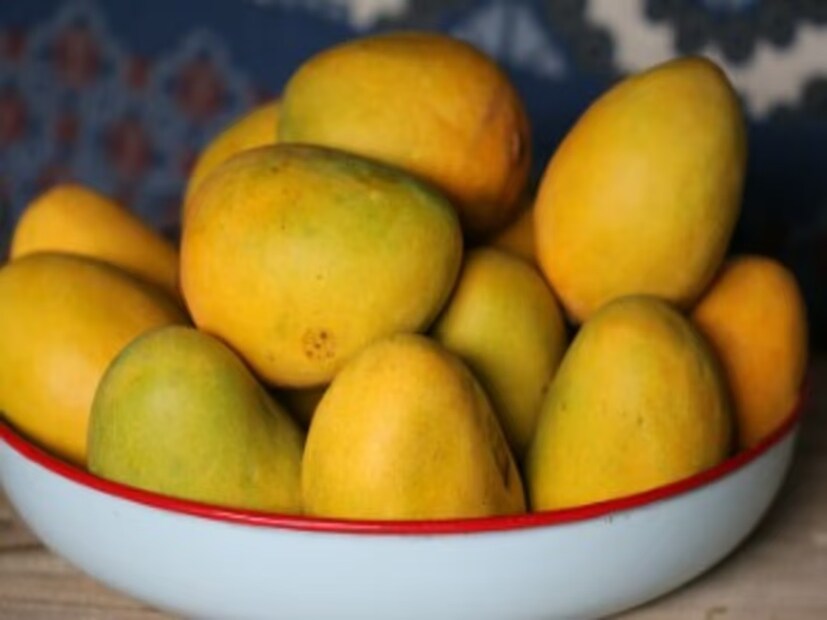 পাকা আমে শর্করার মাত্রা অনেকটাই বেশি। তাই নিয়মিত আম খেলে রক্তে শর্করার মাত্রা হঠাৎ অনেকটা বেড়ে যেতে পারে। তাই ডায়াবেটিকদের জন্য কিন্তু আম খাওয়া মোটেও স্বাস্থ্যকর নয়।